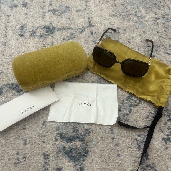 Gucci Oversized Sunglasses - Picture 4 of 6